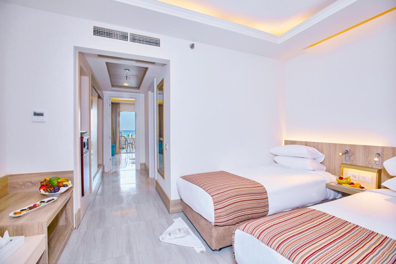 Titanic Beach - Families And Couples Only Hurghada Exterior foto A room at the hotel