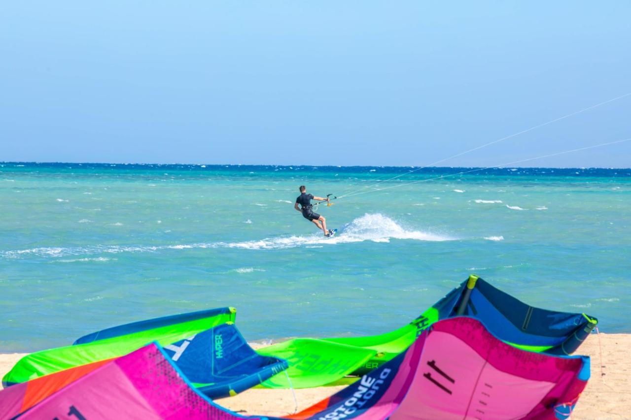 Titanic Beach - Families And Couples Only Hurghada Exterior foto Kitesurfing at La Paloma