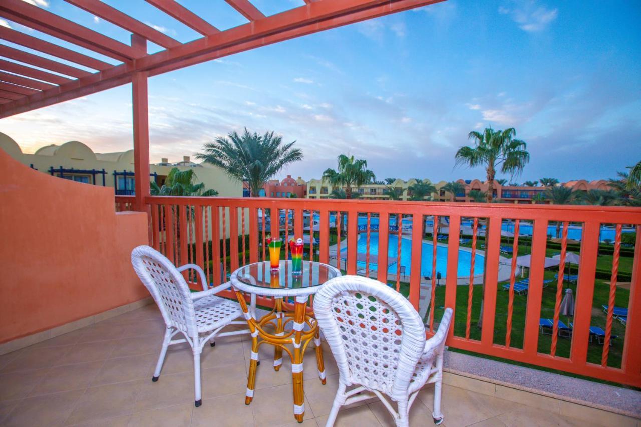Titanic Beach - Families And Couples Only Hurghada Exterior foto A balcony