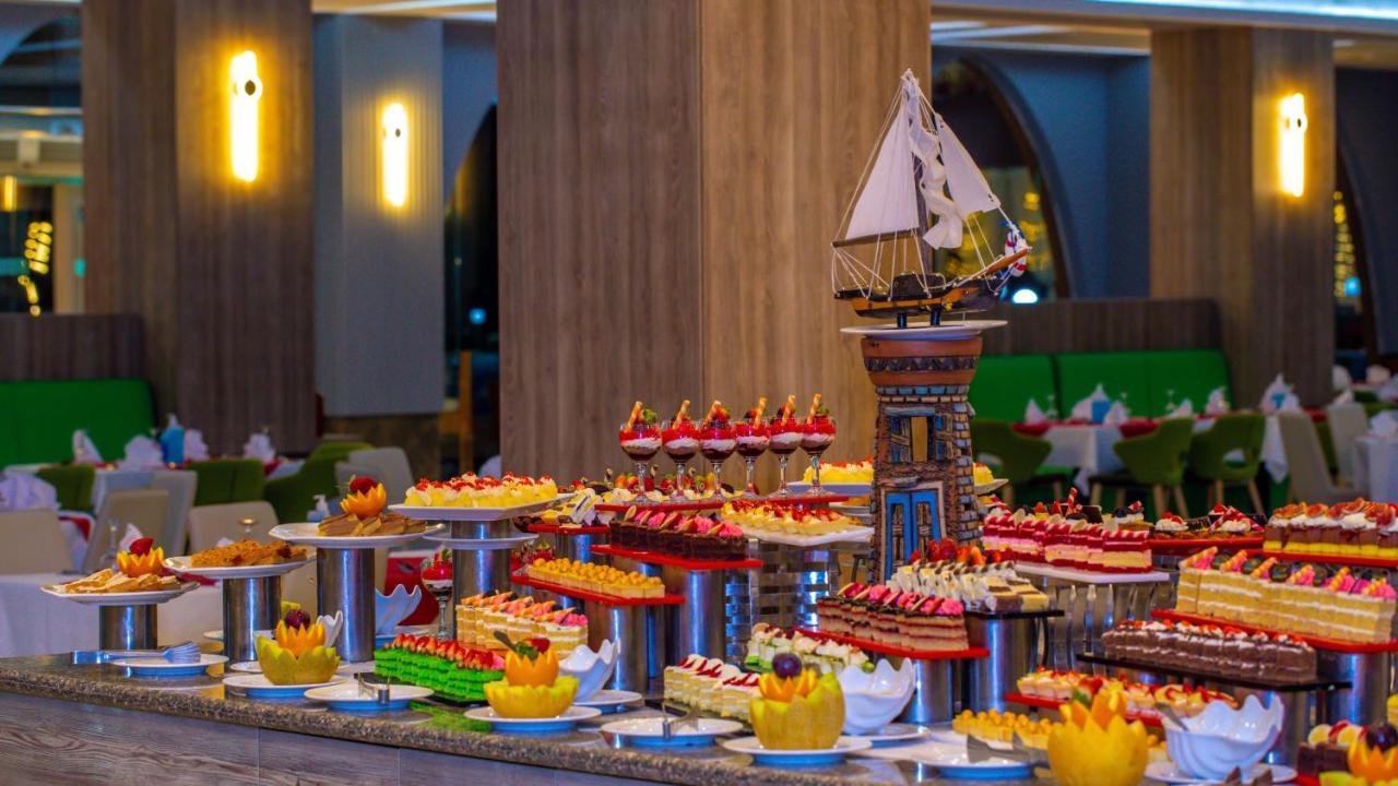 Titanic Beach - Families And Couples Only Hurghada Exterior foto A dessert buffet