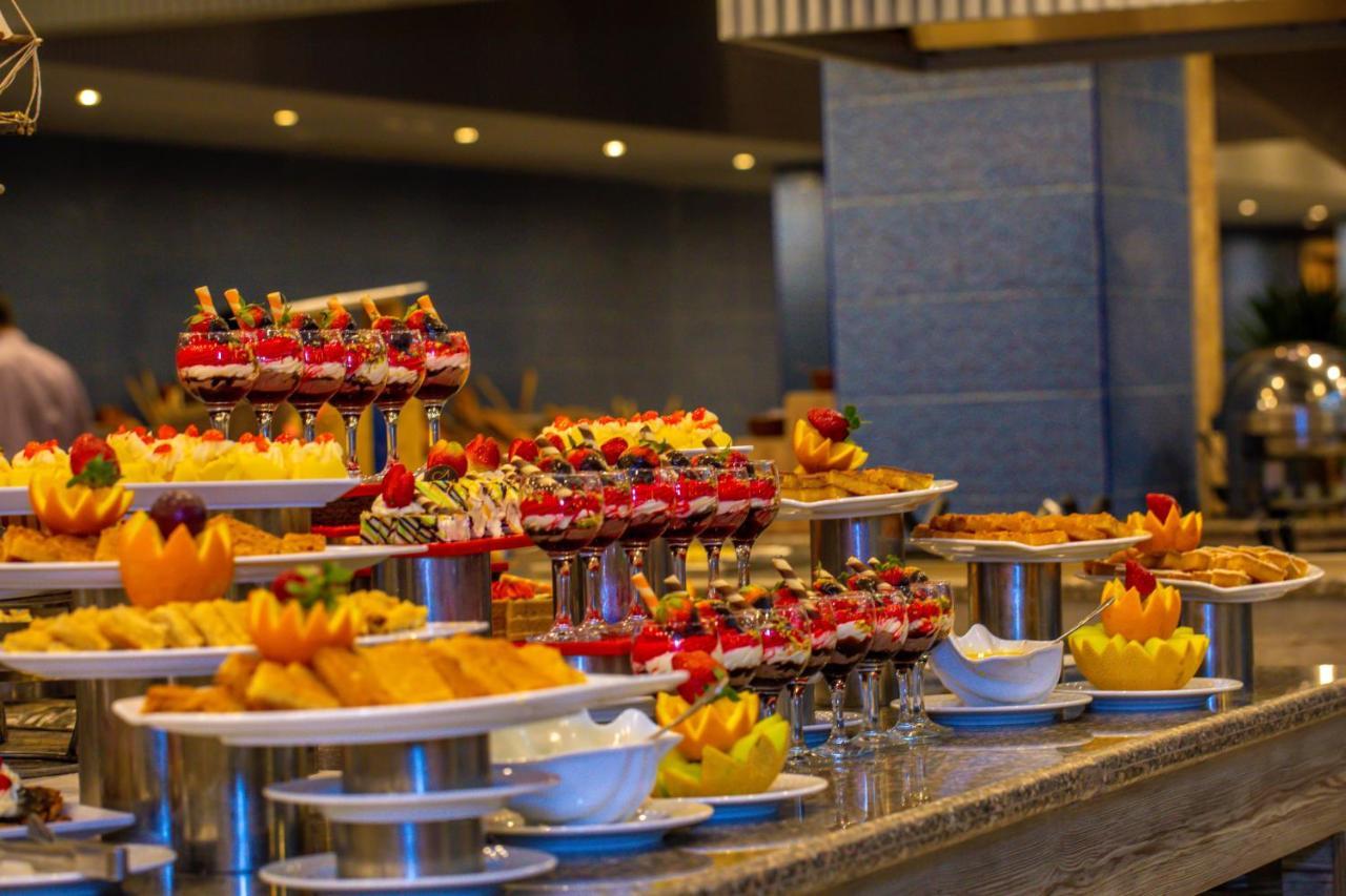 Titanic Beach - Families And Couples Only Hurghada Exterior foto A dessert buffet