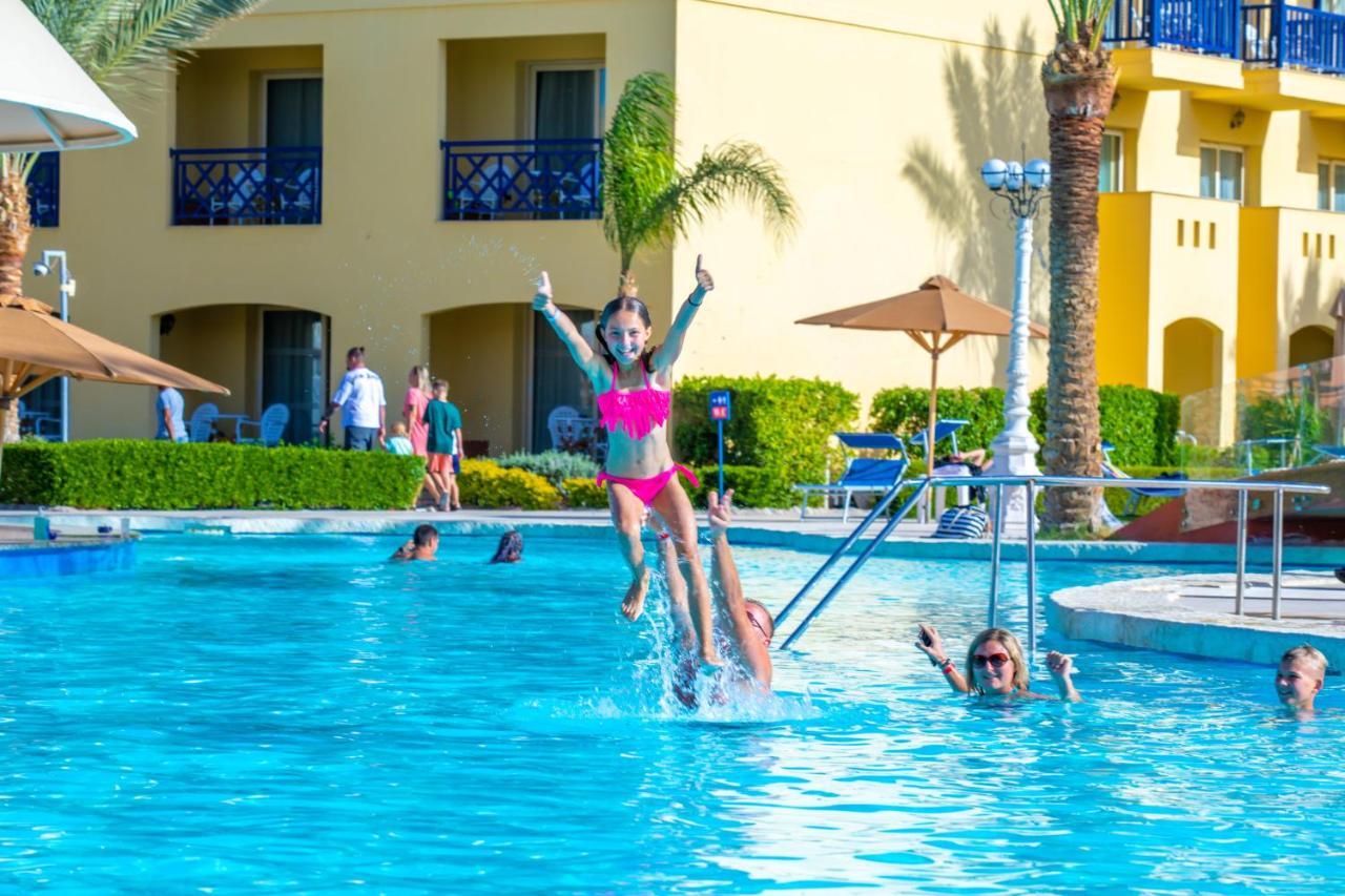 Titanic Beach - Families And Couples Only Hurghada Exterior foto A water slide at a hotel in Egypt