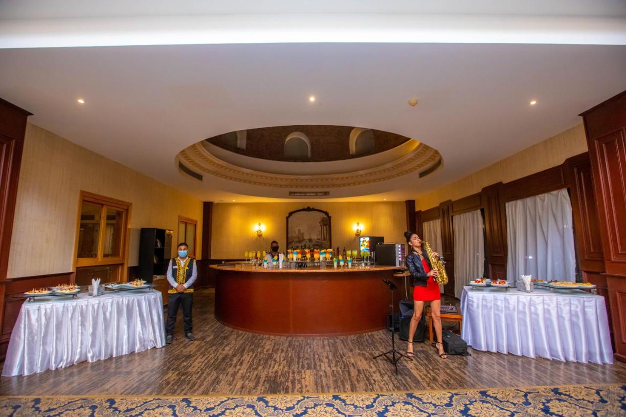 Titanic Beach - Families And Couples Only Hurghada Exterior foto The bar at the hotel