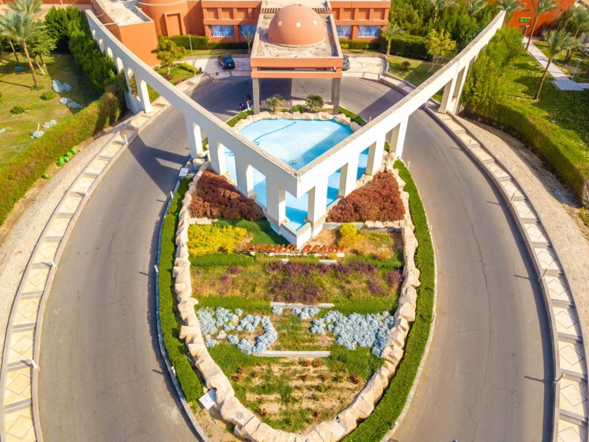 Titanic Beach - Families And Couples Only Hurghada Exterior foto Aerial view of the main entrance