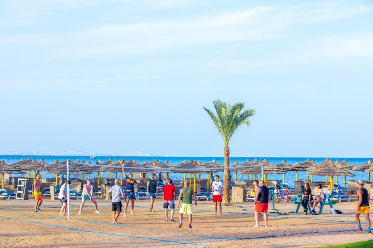 Titanic Beach - Families And Couples Only Hurghada Exterior foto Tourists on the beach of Sharm El Sheikh