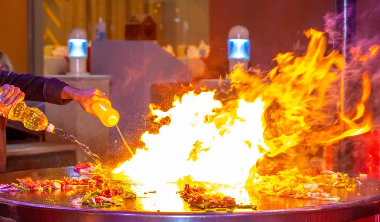 Titanic Beach - Families And Couples Only Hurghada Exterior foto Flaming food
