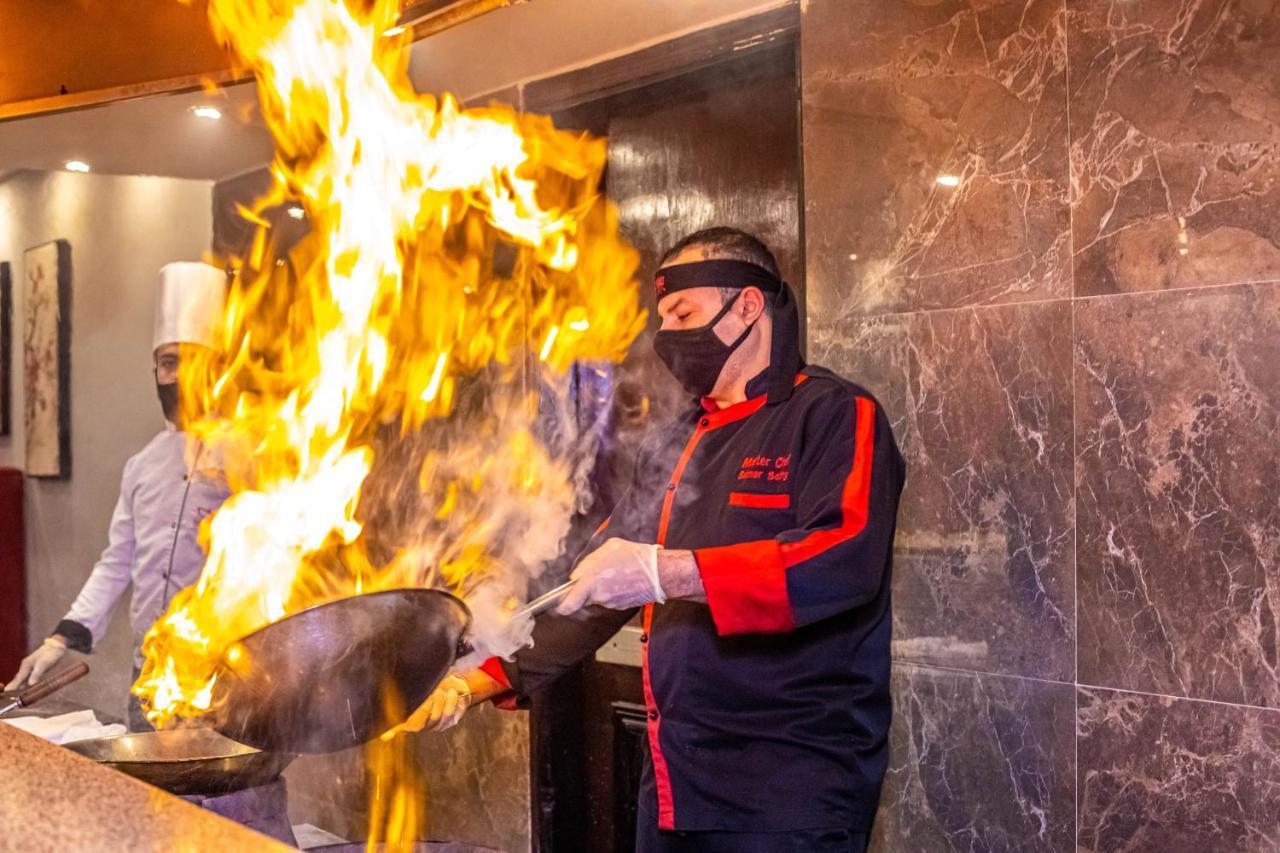 Titanic Beach - Families And Couples Only Hurghada Exterior foto A chef cooking with a wok