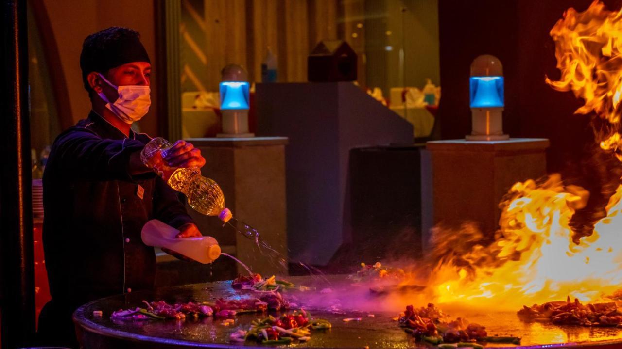 Titanic Beach - Families And Couples Only Hurghada Exterior foto A chef cooking with a flaming torch