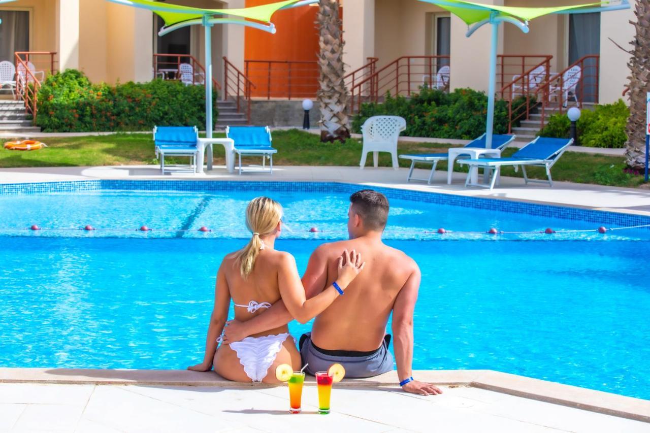 Titanic Beach - Families And Couples Only Hurghada Exterior foto A couple at a pool