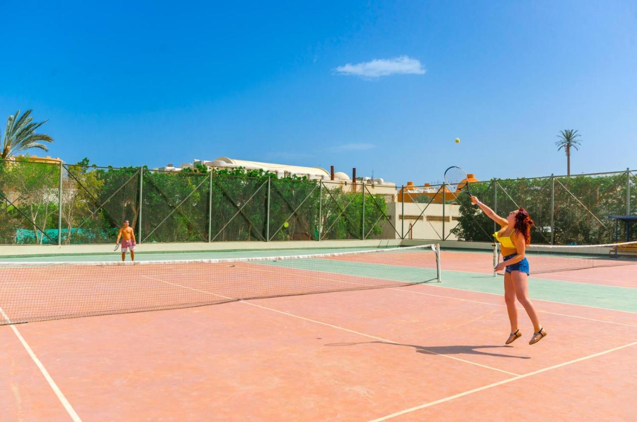 Titanic Beach - Families And Couples Only Hurghada Exterior foto Tennis in Marbella
