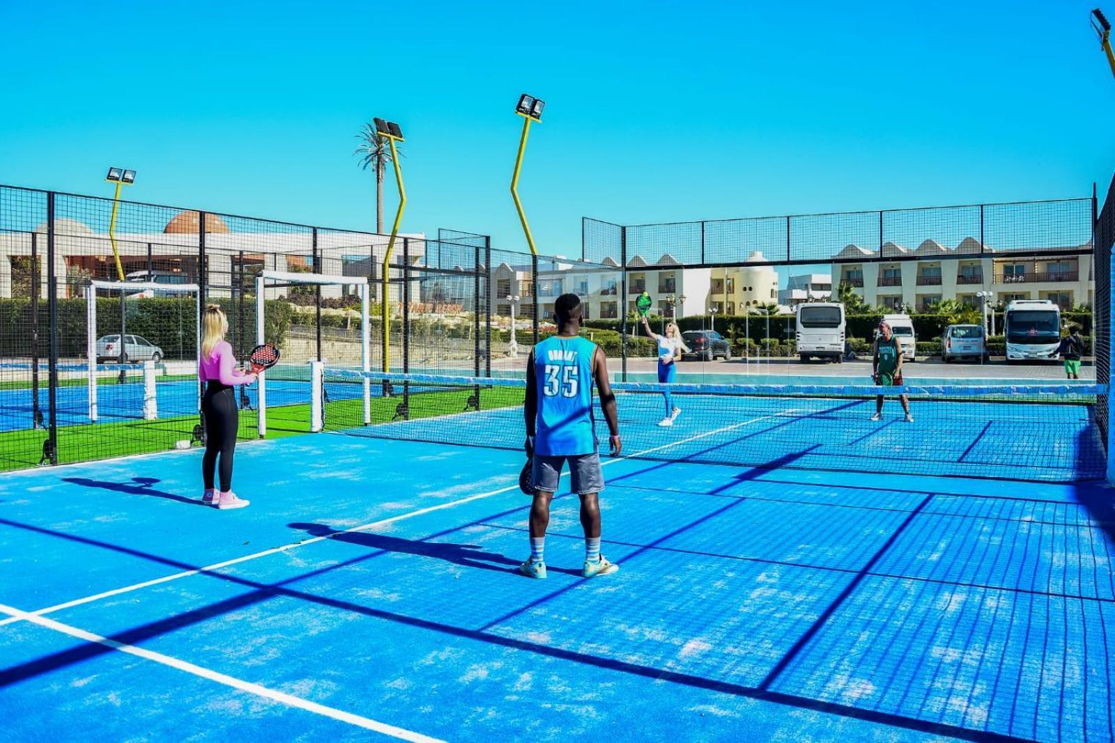 Titanic Beach - Families And Couples Only Hurghada Exterior foto A paddle tennis court