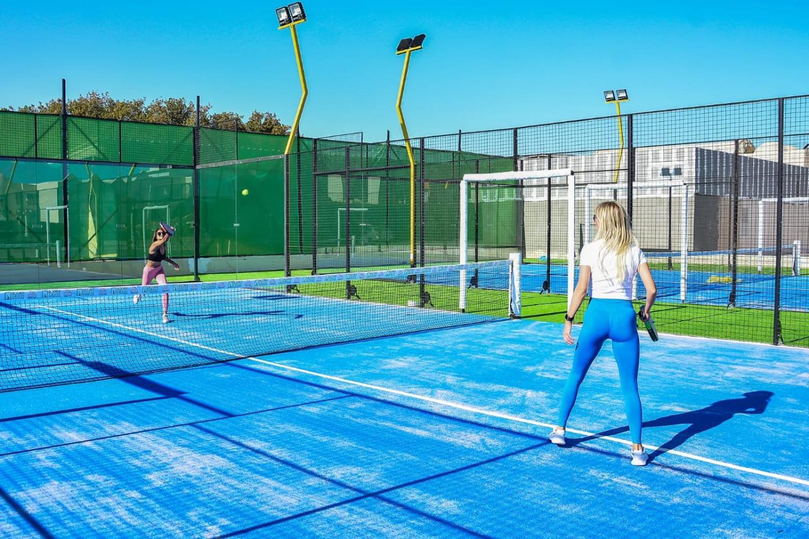Titanic Beach - Families And Couples Only Hurghada Exterior foto A paddle tennis court