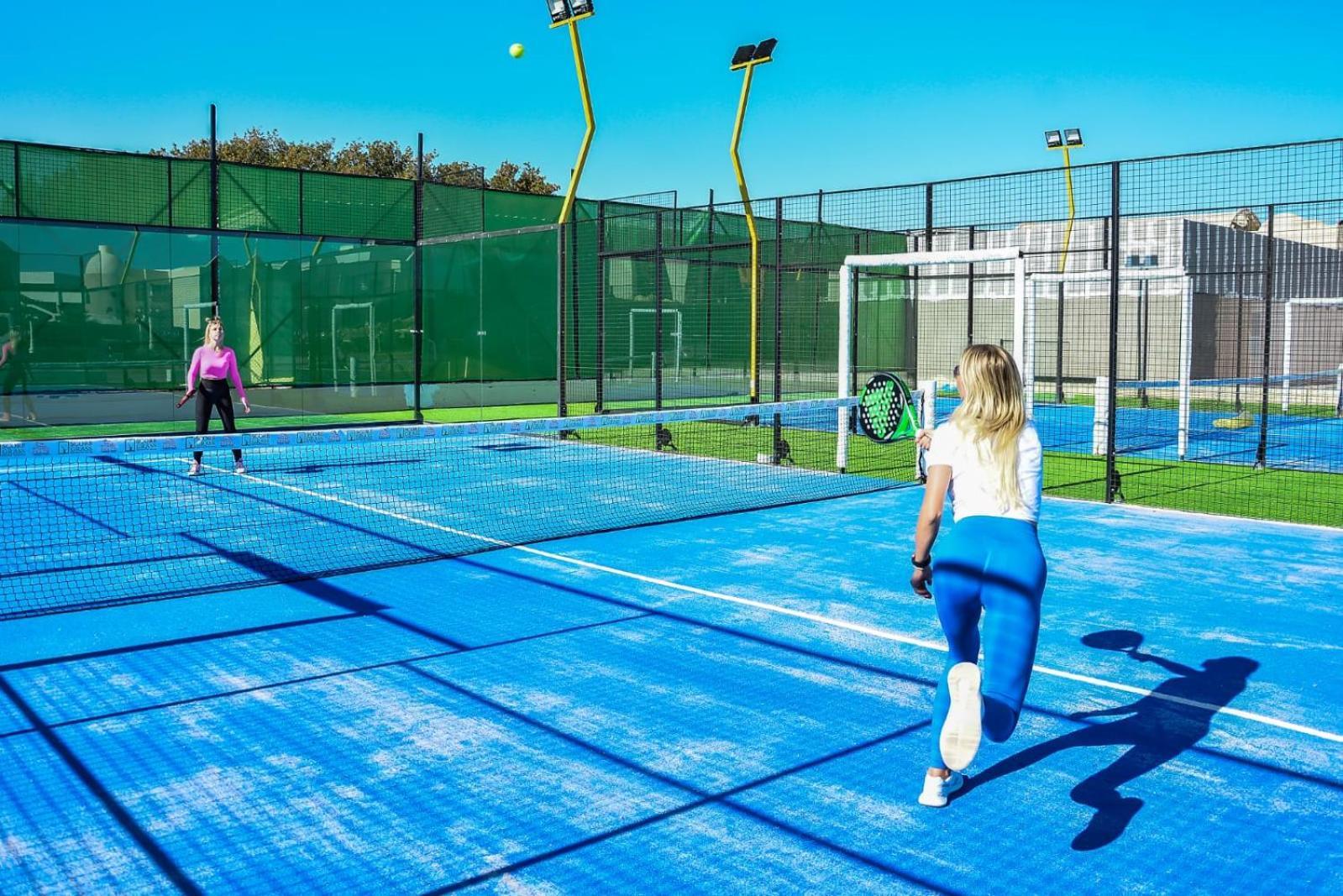 Titanic Beach - Families And Couples Only Hurghada Exterior foto A paddle tennis court