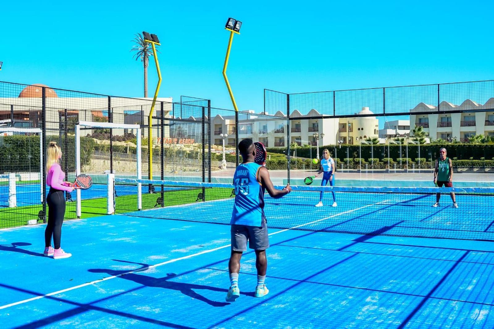 Titanic Beach - Families And Couples Only Hurghada Exterior foto A paddle tennis court