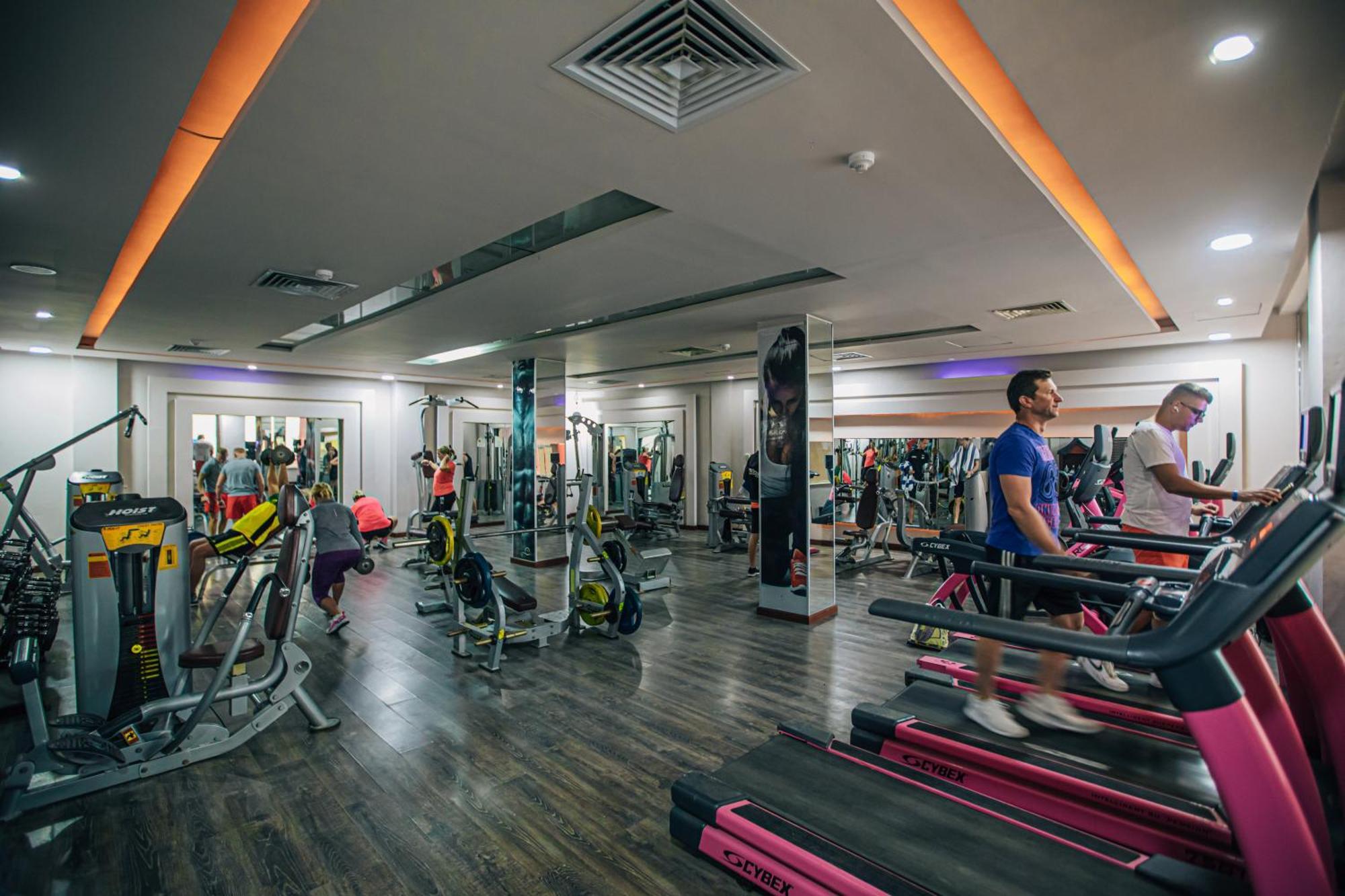 Titanic Beach - Families And Couples Only Hurghada Exterior foto The gym at the hotel
