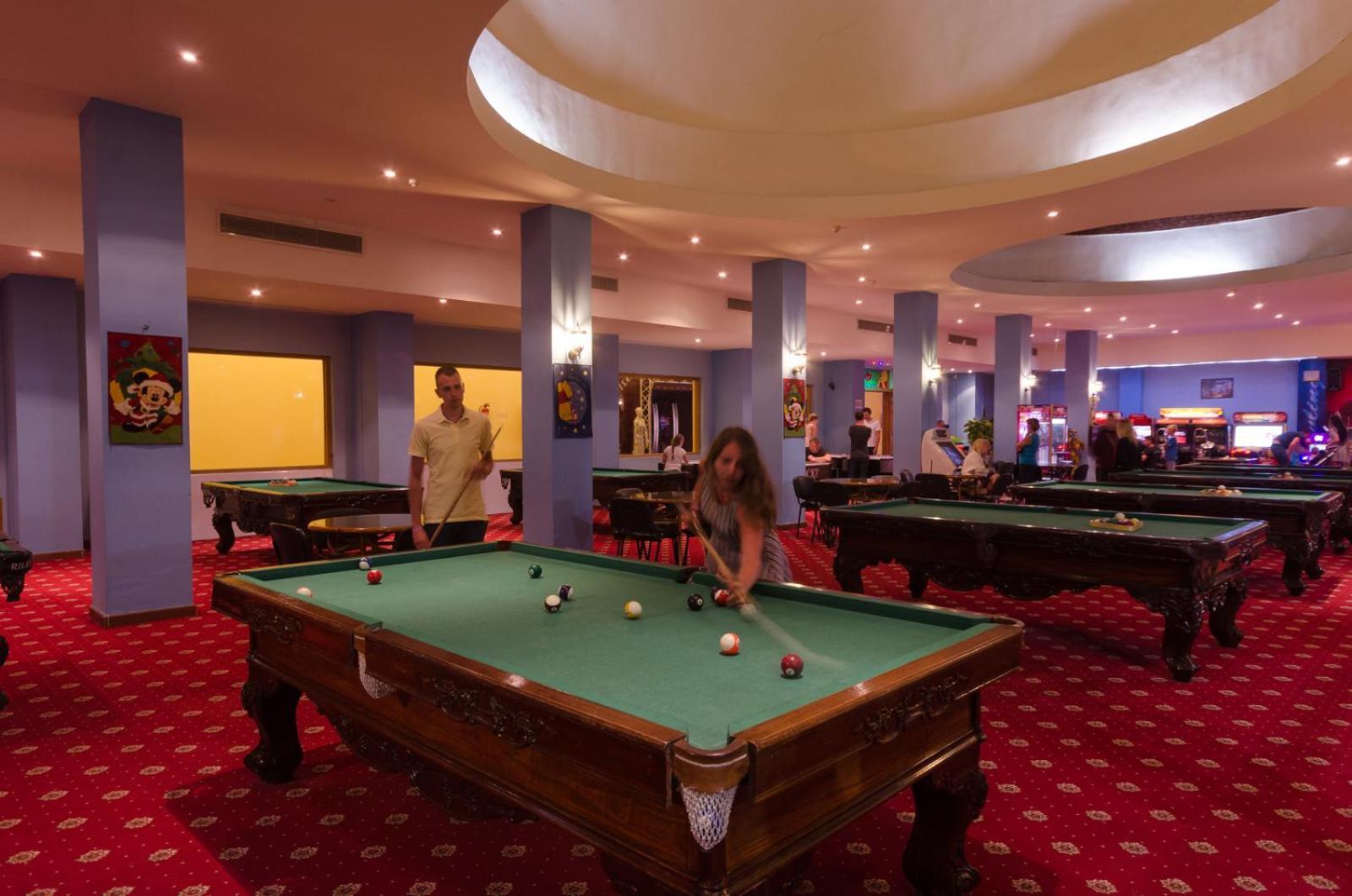 Titanic Beach - Families And Couples Only Hurghada Exterior foto Pool tables at a hotel