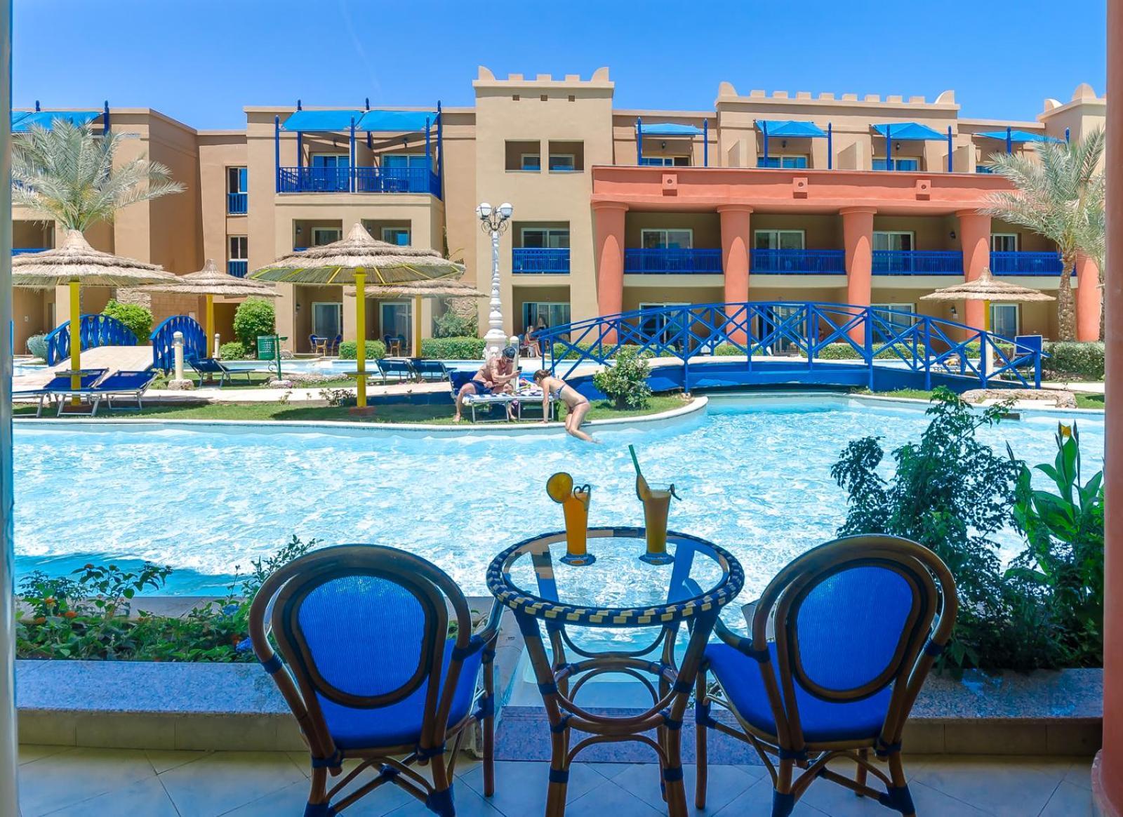 Titanic Beach - Families And Couples Only Hurghada Exterior foto View of the pool at the Hilton Sharm El Sheikh